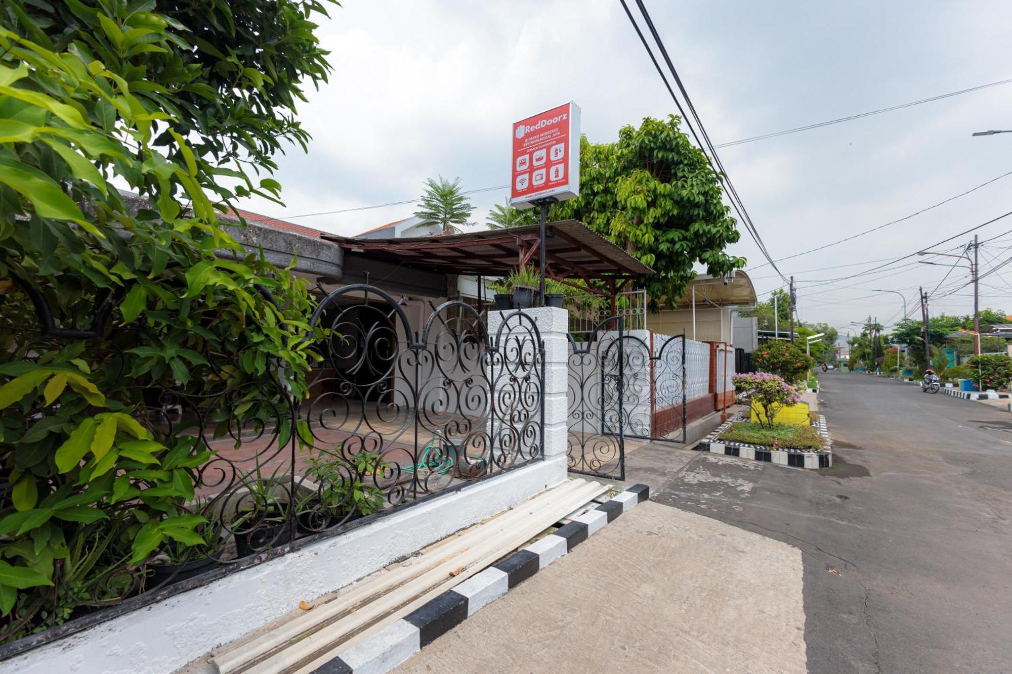 Reddoorz At Osuko Residence Sukomanunggal Jaya Sorabaya Extérieur photo